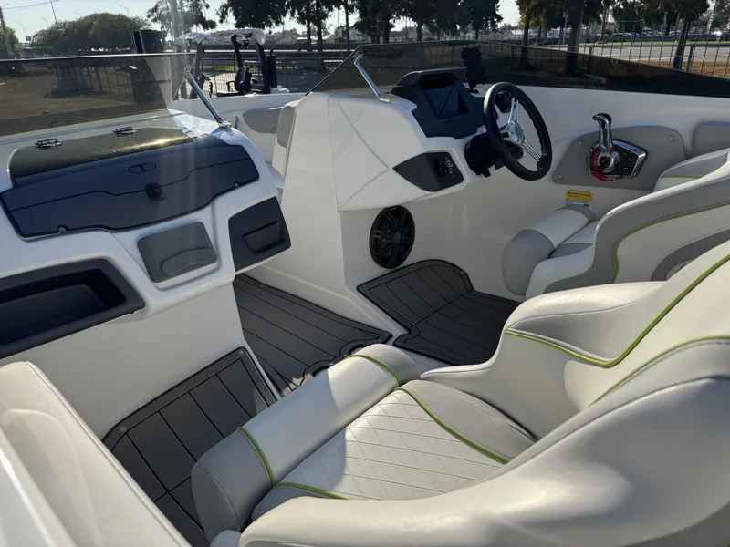 Slide: The Image of Tahoe 210 Si Limited 2023 - 8