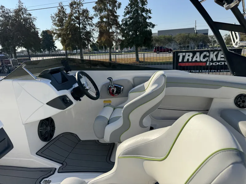 Slide: The Image of Tahoe 210 Si Limited 2023 - 9