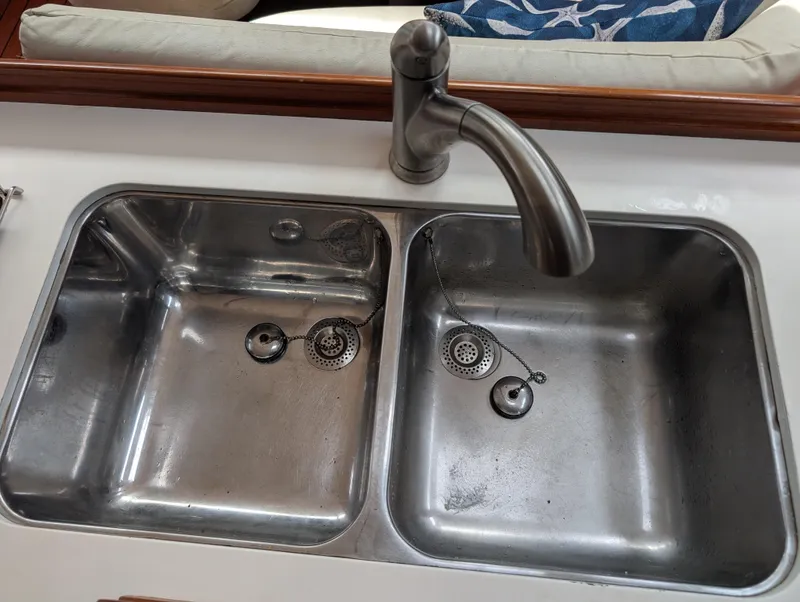 Slide: The Image of Stainless steel double sink on 2003 Beneteau Oceanis 473 yacht. - 16