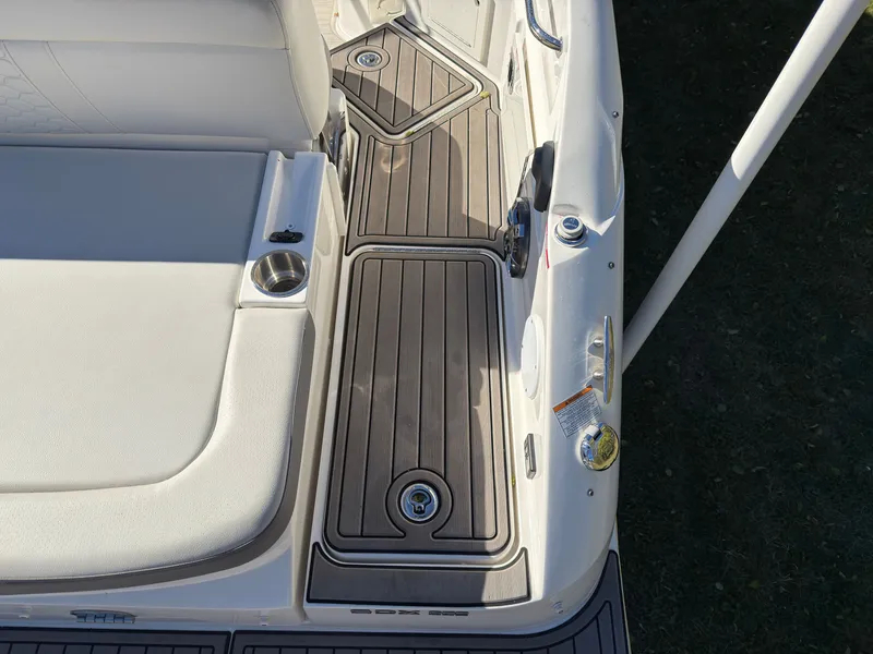 Slide: The Image of Sea Ray SDX 250 2022 - 10
