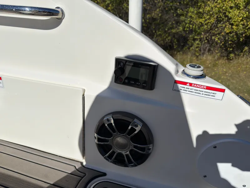 Slide: The Image of Sea Ray SDX 250 2022 - 12