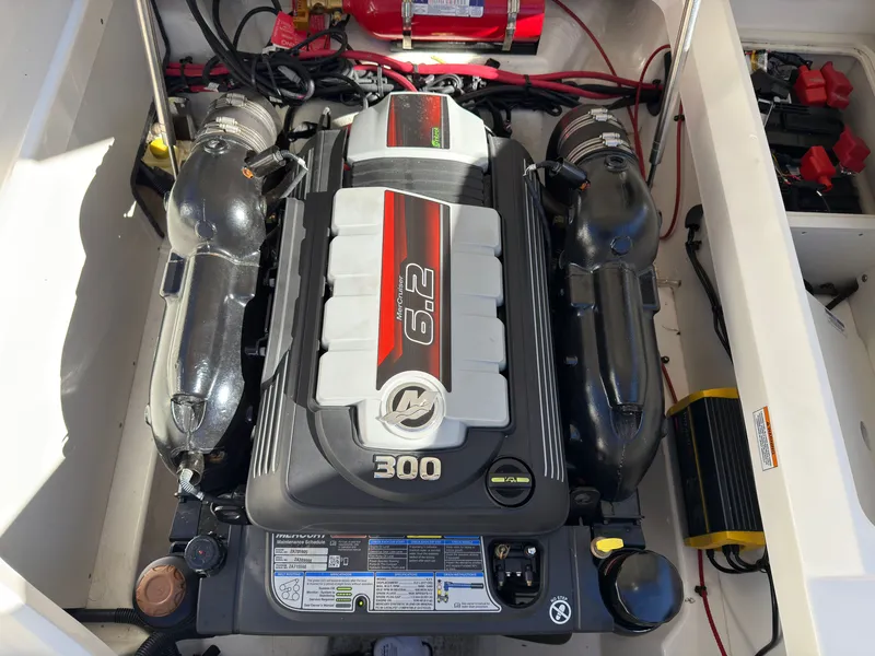 Slide: The Image of Sea Ray SDX 250 2022 - 17