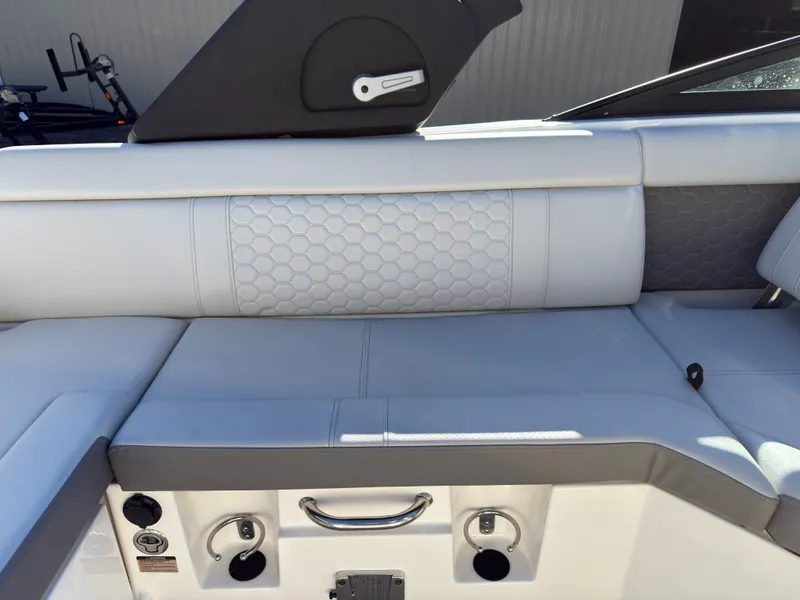 Slide: The Image of Sea Ray SDX 250 2022 - 20