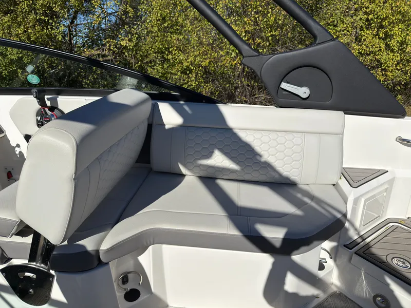 Slide: The Image of Sea Ray SDX 250 2022 - 21