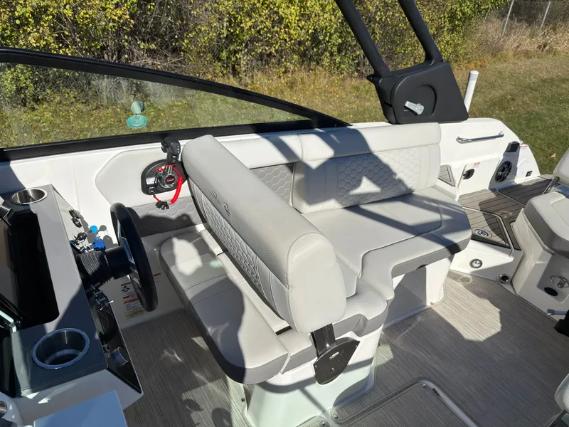Slide: The Image of Sea Ray SDX 250 2022 - 26