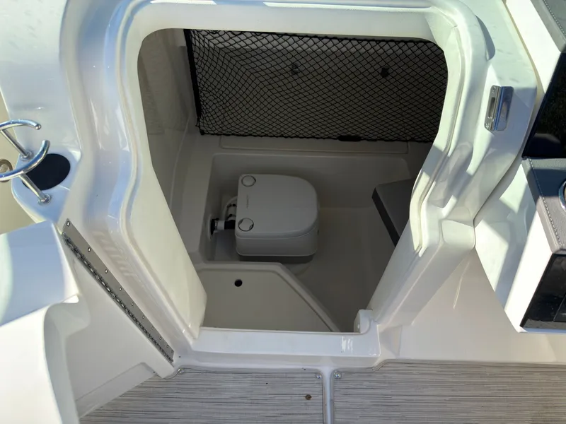 Slide: The Image of Sea Ray SDX 250 2022 - 32