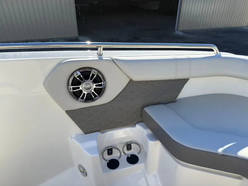 Slide: The Image of Sea Ray SDX 250 2022 - 38