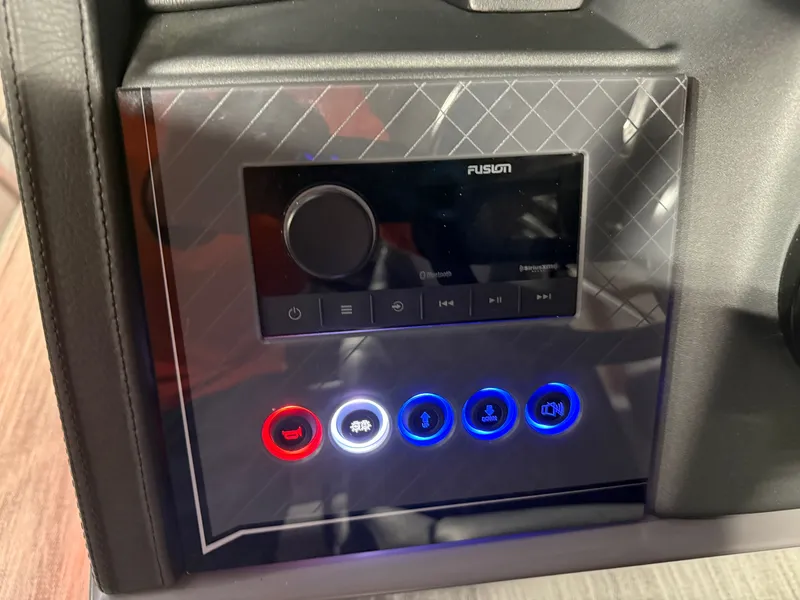 Slide: The Image of Tahoe Cascade 2385 Elite Windshield Tritoon & Honda 4-Stroke EFI 2026 - 13