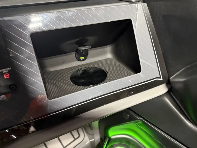 Slide: The Image of Tahoe Cascade 2385 Elite Windshield Tritoon & Honda 4-Stroke EFI 2026 - 16