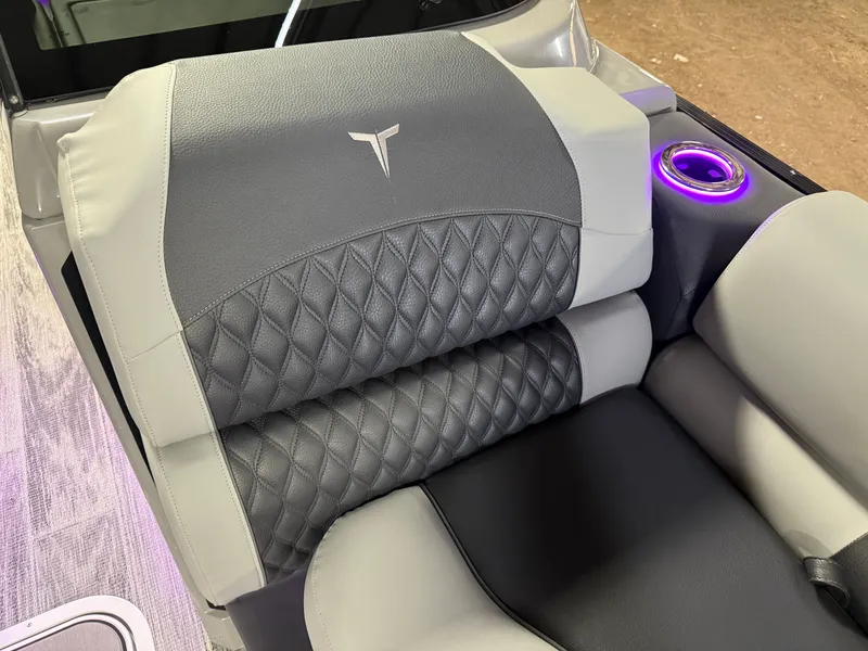 Slide: The Image of Tahoe Cascade 2385 Elite Windshield Tritoon & Honda 4-Stroke EFI 2026 - 43