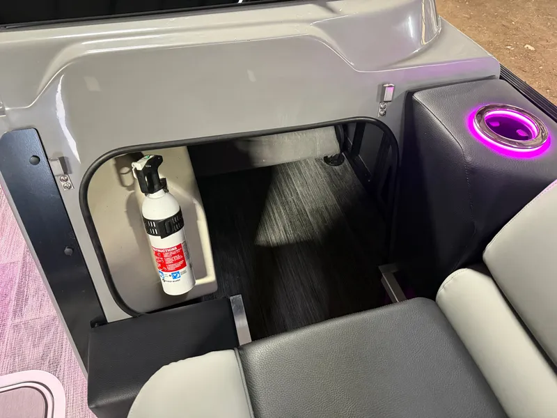 Slide: The Image of Tahoe Cascade 2385 Elite Windshield Tritoon & Honda 4-Stroke EFI 2026 - 44