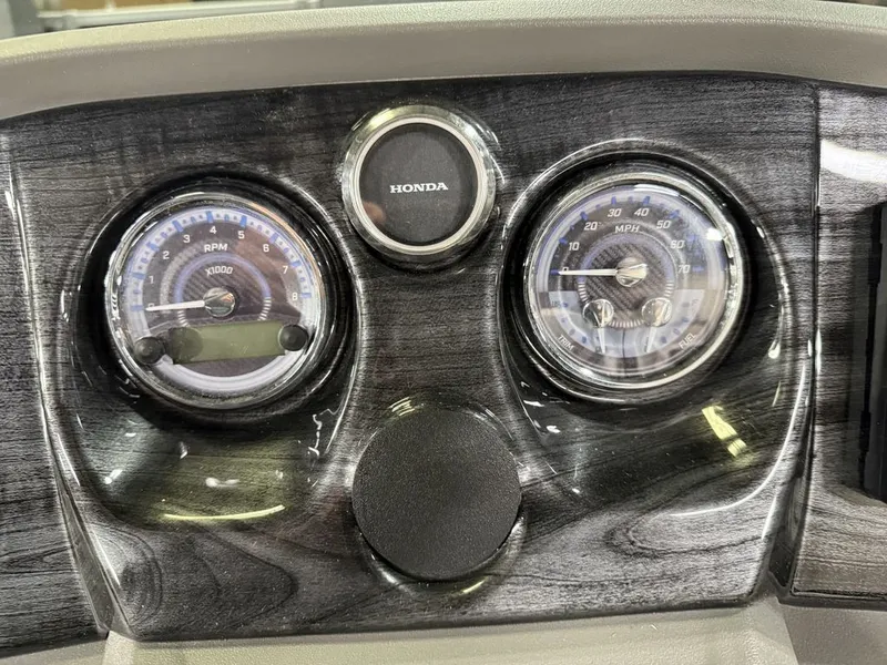 Slide: The Image of Tahoe LTZ 2385 Quad Lounge & Honda 4-Stroke EFI 2025 - 17