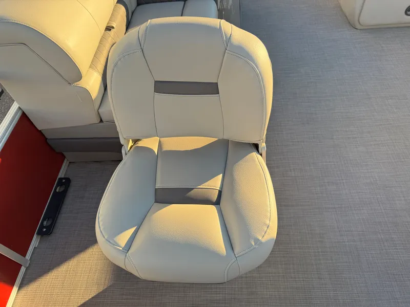 Slide: The Image of Sun Tracker Fishin Barge 20 DLX Pontoon 2020 - 15