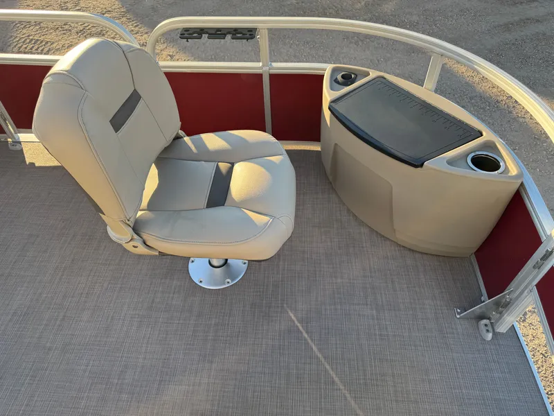 Slide: The Image of Sun Tracker Fishin Barge 20 DLX Pontoon 2020 - 17