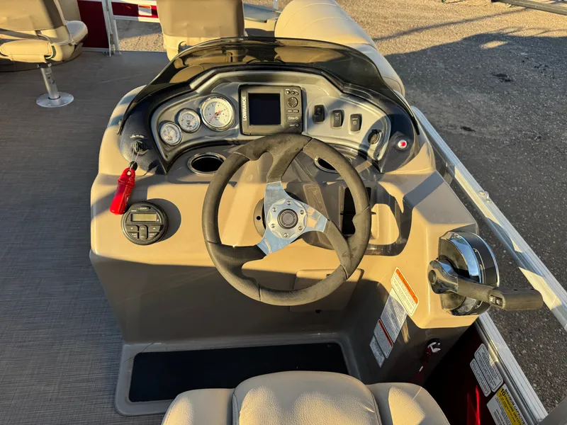 Slide: The Image of Sun Tracker Fishin Barge 20 DLX Pontoon 2020 - 29