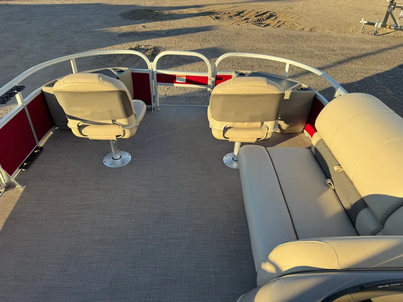 Slide: The Image of Sun Tracker Fishin Barge 20 DLX Pontoon 2020 - 3