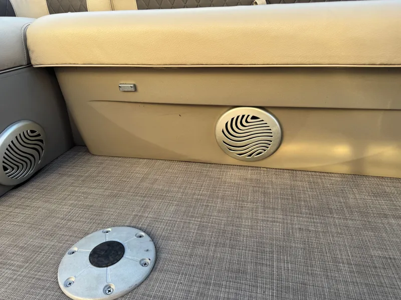 Slide: The Image of Sun Tracker Fishin Barge 20 DLX Pontoon 2020 - 41