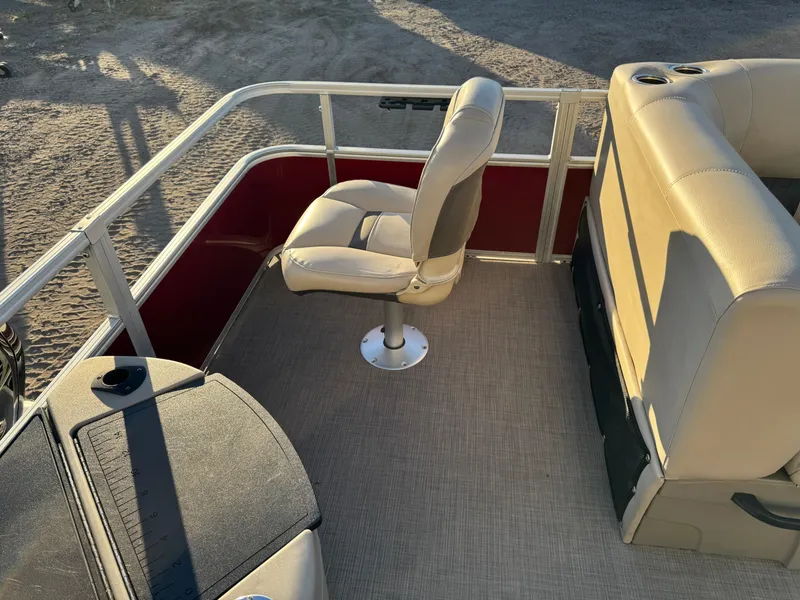 Slide: The Image of Sun Tracker Fishin Barge 20 DLX Pontoon 2020 - 46
