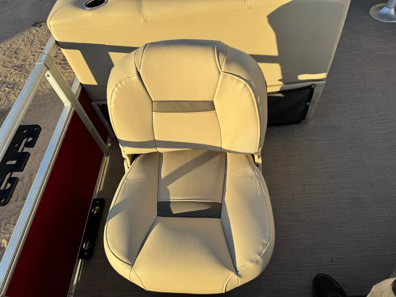 Slide: The Image of Sun Tracker Fishin Barge 20 DLX Pontoon 2020 - 47