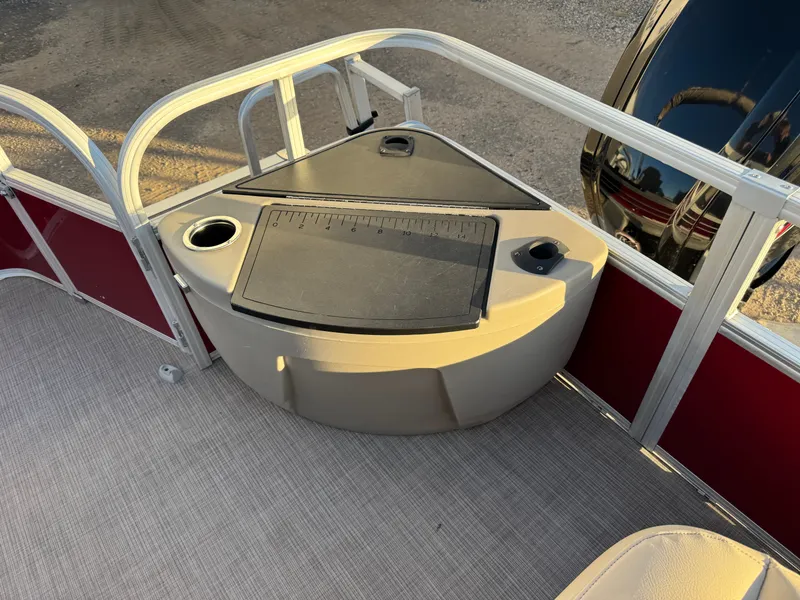 Slide: The Image of Sun Tracker Fishin Barge 20 DLX Pontoon 2020 - 50