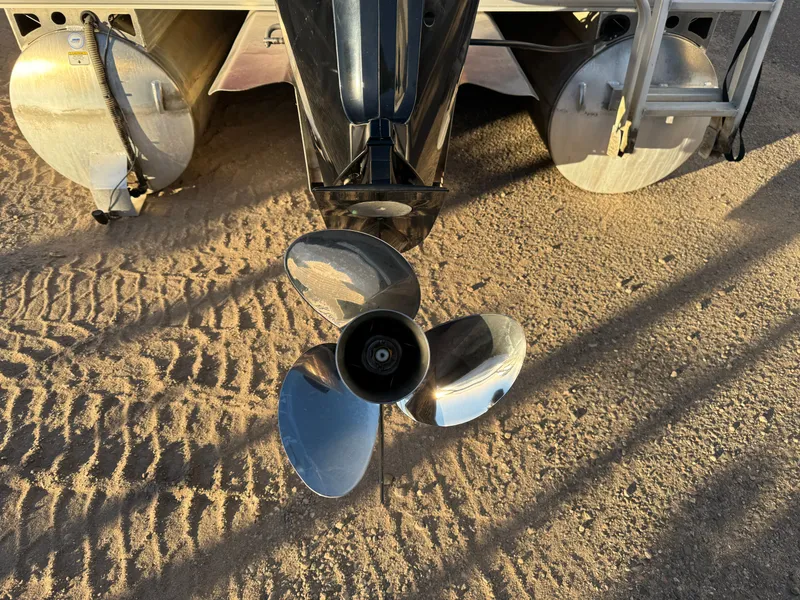 Slide: The Image of Sun Tracker Fishin Barge 20 DLX Pontoon 2020 - 78