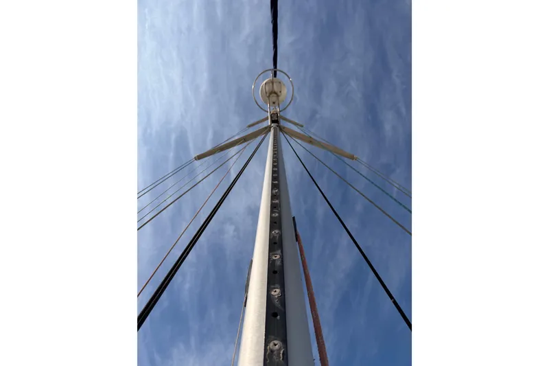 Slide: The Image of Mast of 2005 Catalina 42 MkII sailboat against a clear blue sky. - 18
