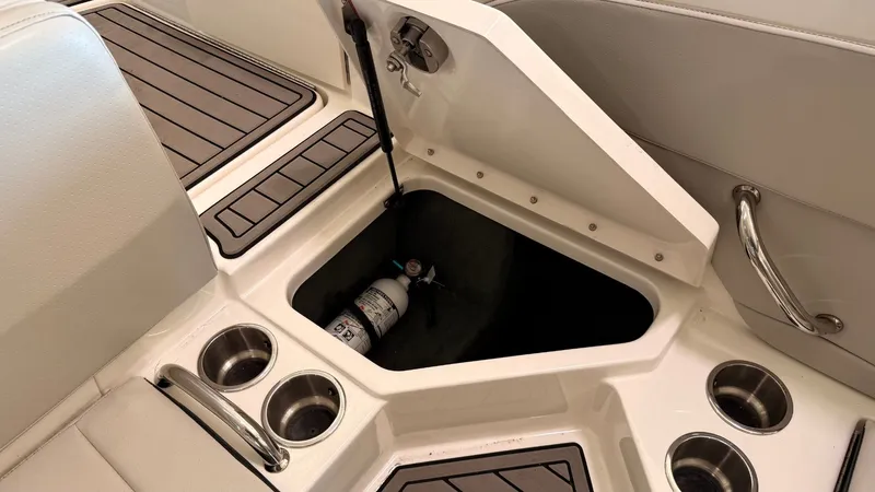 Slide: The Image of Sea Ray SPX 210 2022 - 16