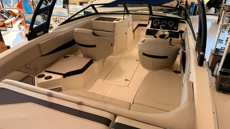 Slide: The Image of Sea Ray SPX 210 2022 - 18