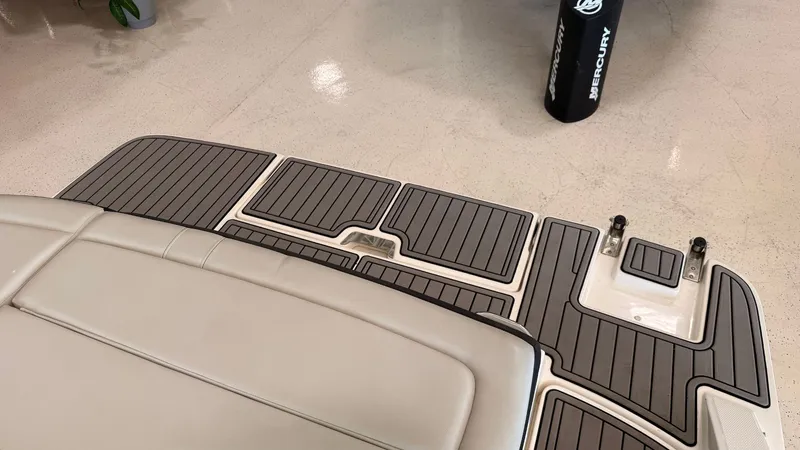 Slide: The Image of Sea Ray SPX 210 2022 - 19