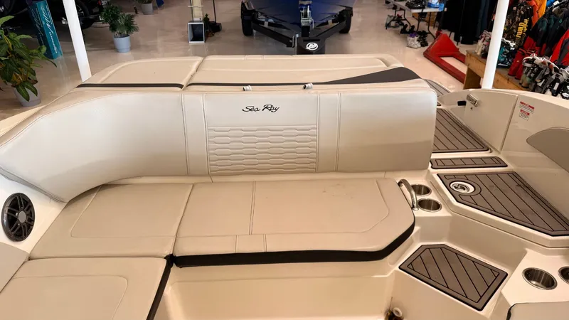 Slide: The Image of Sea Ray SPX 210 2022 - 20