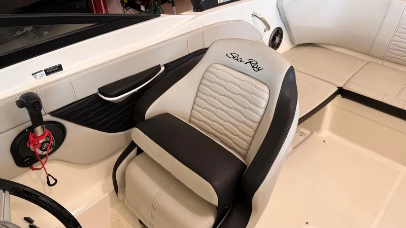 Slide: The Image of Sea Ray SPX 210 2022 - 21