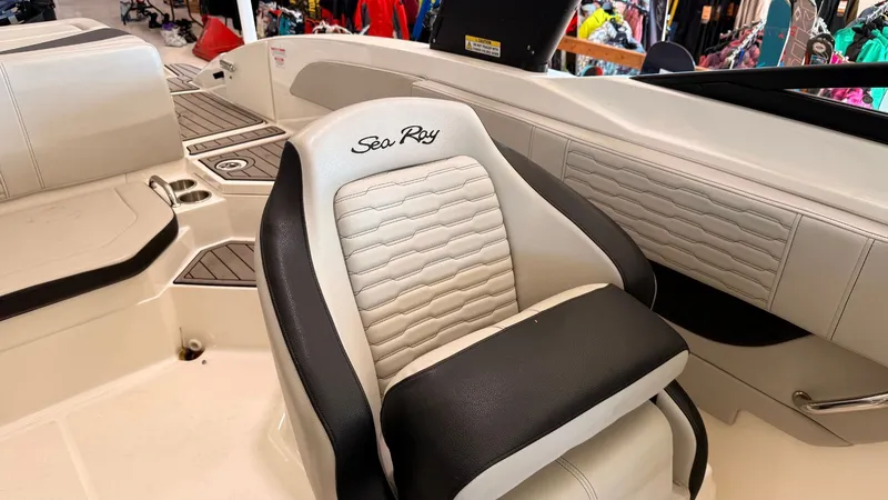 Slide: The Image of Sea Ray SPX 210 2022 - 22