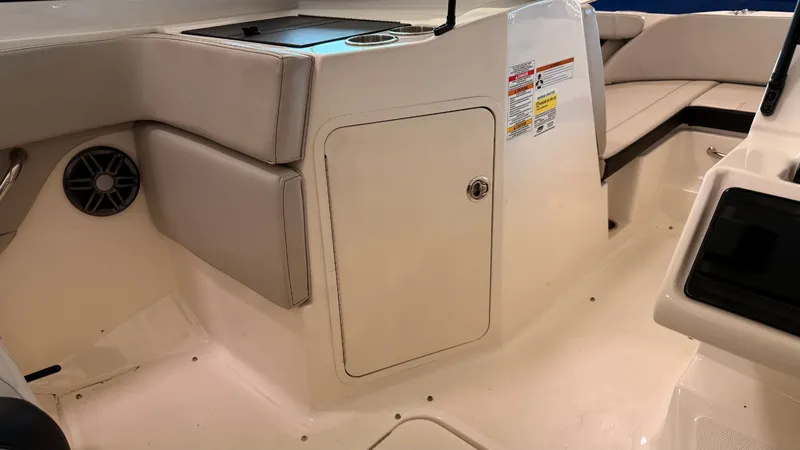 Slide: The Image of Sea Ray SPX 210 2022 - 4