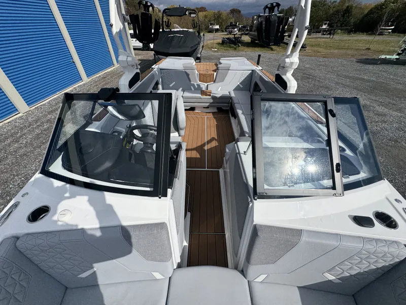 Slide: The Image of Nautique Super Air GS GS22 2025 - 12