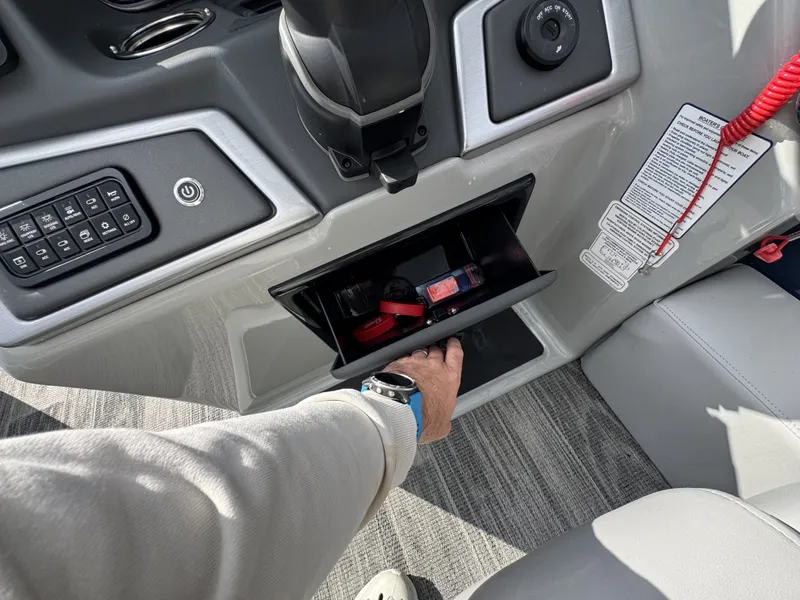 Slide: The Image of Ranger 220F 2024 - 12