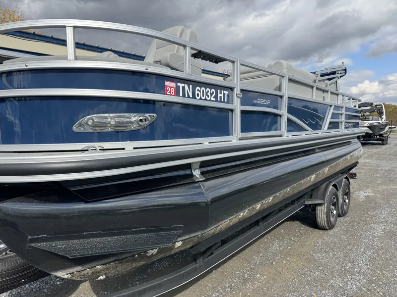 Slide: The Image of Ranger 220F 2024 - 16