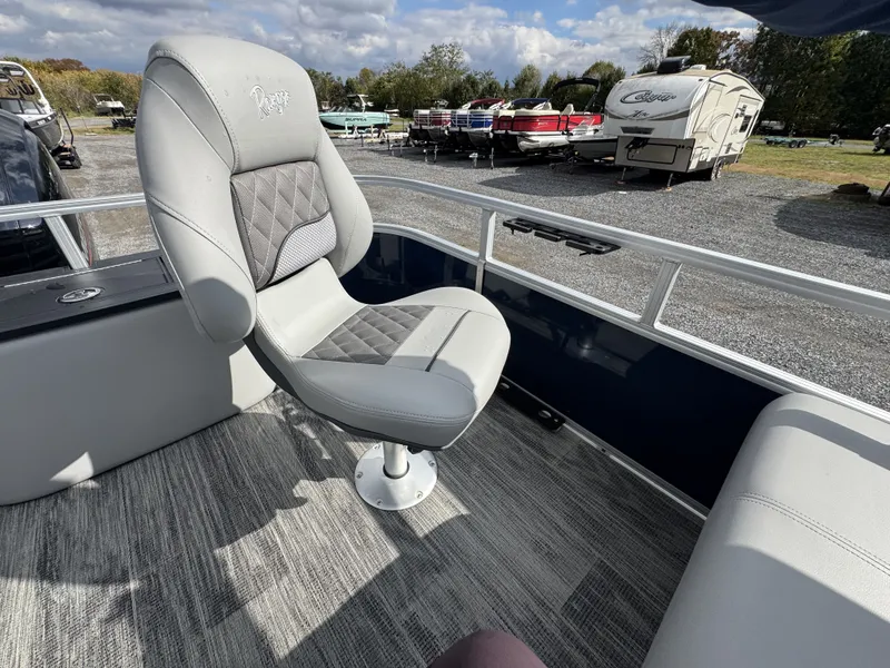 Slide: The Image of Ranger 220F 2024 - 33