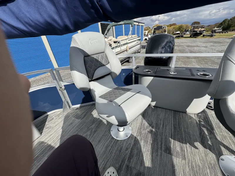 Slide: The Image of Ranger 220F 2024 - 34