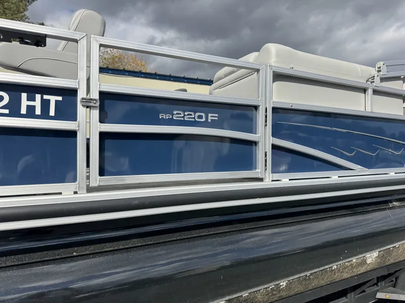 Slide: The Image of Ranger 220F 2024 - 4