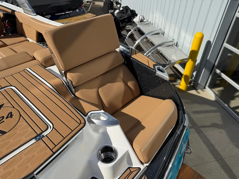 Slide: The Image of MasterCraft X24 2021 - 28