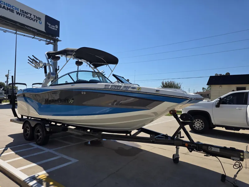 Slide: The Image of MasterCraft XT22 2020 - 7