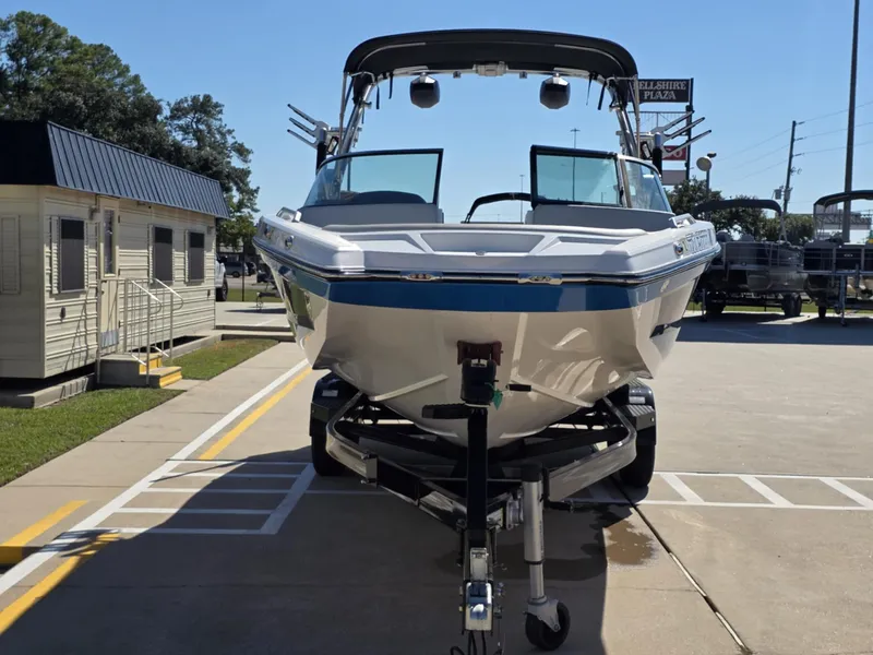Slide: The Image of MasterCraft XT22 2020 - 10