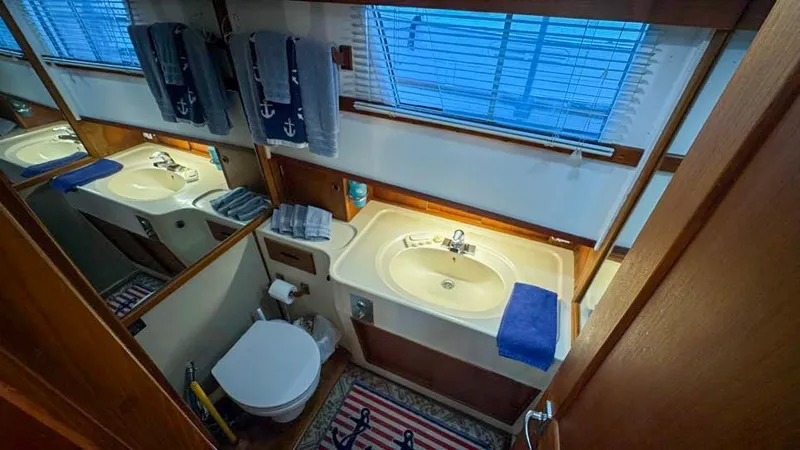 Slide: The Image of Aft Primary Ensuite Head - 32