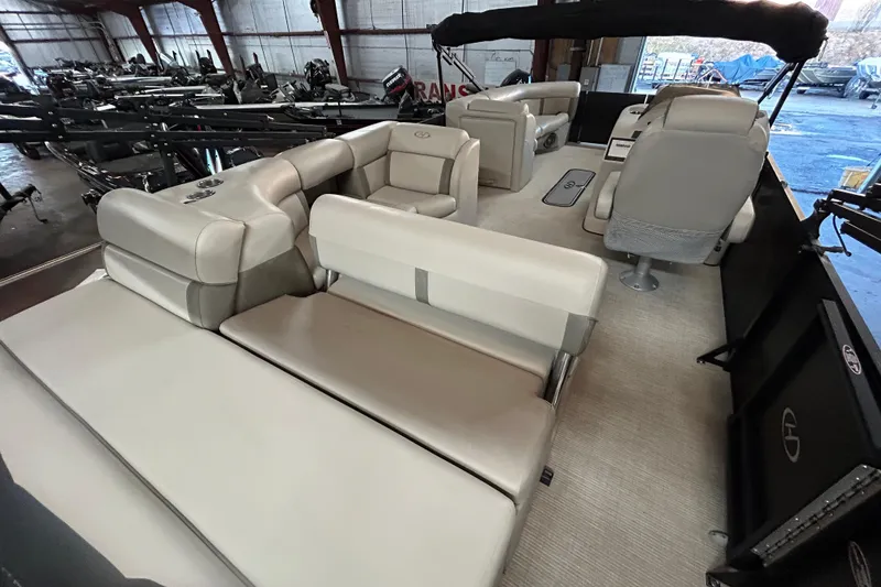 Slide: The Image of 2019 Harris CRUIZER 230 SALT EDITION capacity label, 13 persons or 1770 lbs. - 20