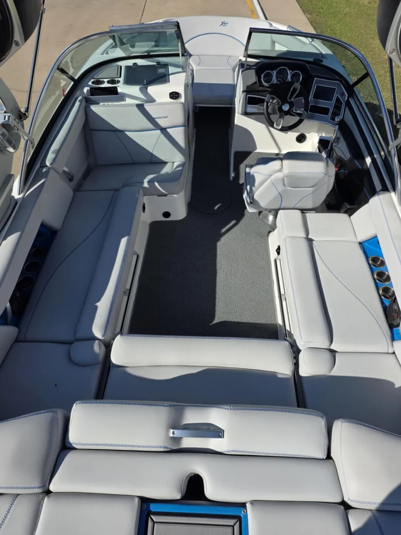 Slide: The Image of MasterCraft XT22 2020 - 23