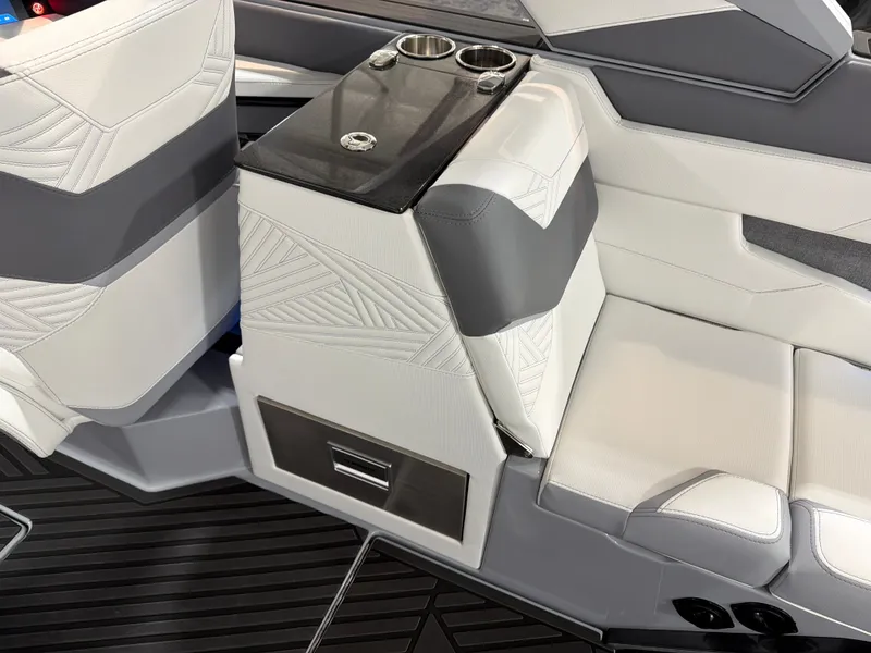 Slide: The Image of MasterCraft XStar 25 2026 - 13