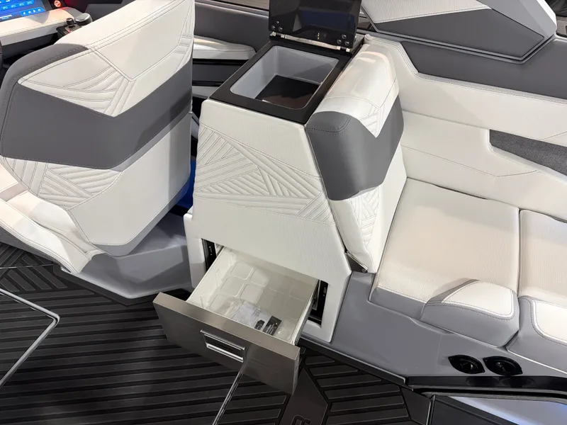 Slide: The Image of MasterCraft XStar 25 2026 - 14