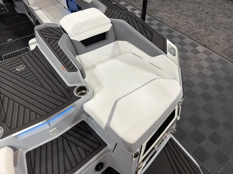 Slide: The Image of MasterCraft XStar 25 2026 - 6