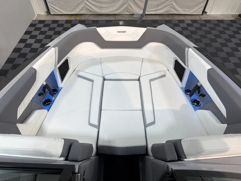 Slide: The Image of MasterCraft XStar 25 2026 - 7