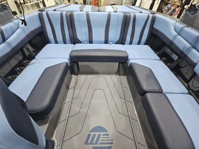 Slide: The Image of Malibu Wakesetter 21 LX 2026 - 10